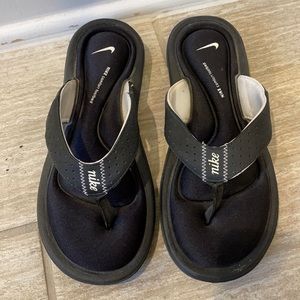 Size 6 Nike comfort footbed flip flops